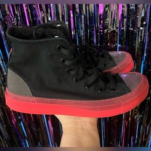 2 pairs of women’s converse size 7 1/2